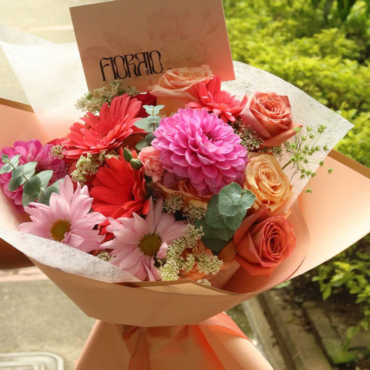 Bouquet de rosas , gerberas y dahlias